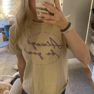 Kort tröja - Säljer en bekväm beige tröja med lila tryck💘 Bra skick och perfekt storlek i ärmarna💘 Tål 40 graders tvätt