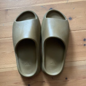 Yeezy slids - Ett par yeezy slide som har används skick 6/10 storlek 43 men pasar 42 och 41