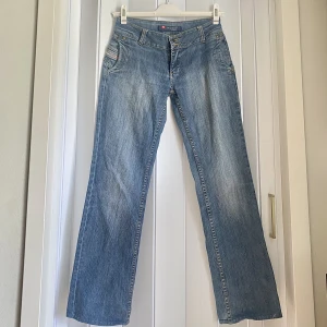 Jeans - Säljer dessa lågmidjade jeans jag vill bli av med då dom inte används💗midjemåttet är 37 och innebenslängden är 76! Inga större skador bara slitna nertill och saknar en knapp, därmed priset🤍🤍