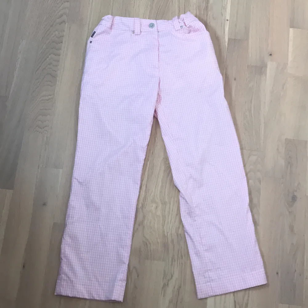 Jätta fina vit och rosa rutiga byxor i storlek 36💗🤍midjan är stretchig. . Jeans & Byxor.