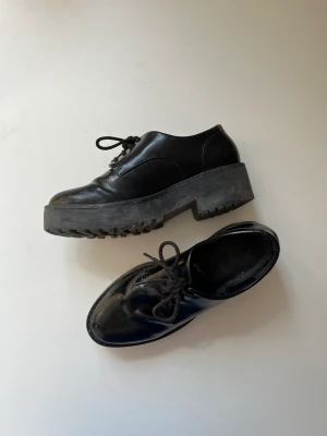 Kostymskor från Monki - Svarta kostymskor från Monki! Välanvända! Så snygga 🌷