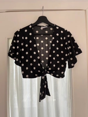 Prickig knytblus  - Söt prickig knytblus från Amisu 🌷