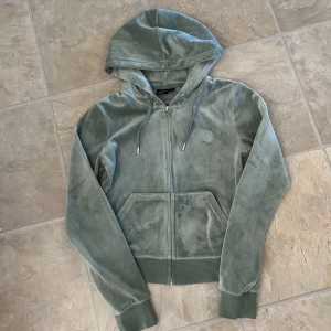 Juciy tröja - En grön juicy couture tröja i st S fin skick använd 10 gånger typ