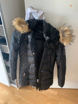 Vinterjacka - Vinterjacka från rockandblue som jag köpte för 2000kr. Den är varm och bekväm för kalla vinterdagar. 