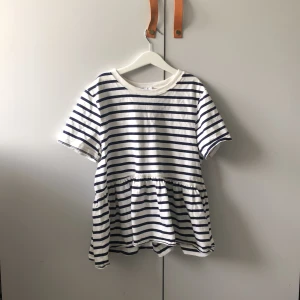 Randig ZARA tröja  - Säljer dena fina zara tröja för att den inte kommer till användning, frakten kostar 30kr och eftersom den har en liten rosa prick kan pris förhandlas men det är inget som syns.💗