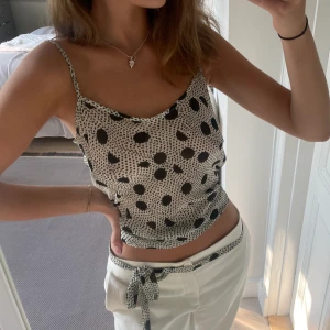 Topp - Denna superfina genomskinliga topp med matchande band som man kan knyta på olika sätt 🩵inget märke står