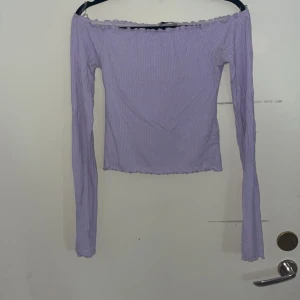 Offshoulder tröja - En lila offshoulder tröja som är lite ribbad och väldigt skön och fin till sommaren