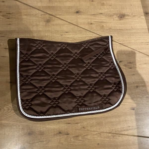 Brunt schabrak - Säljer detta schabrak då hästen inte finns kvar. Storlek full, hoppschabrak. Köparen står för frakten!