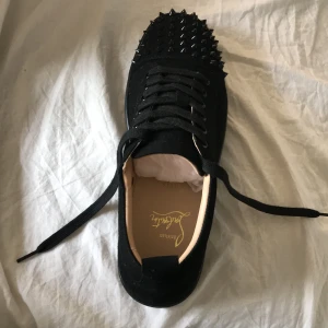 Louboutin skor - Hej säljer nu mina äkta Christian Louboutins har bara använt den vänstra 3 gånger för jag har ett brutet ben. Den högra är fin har aldrig haft på mig den hör av er. Kan också tänka mig att pruta ner 
