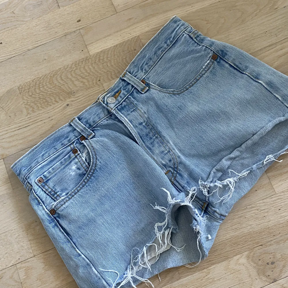 Levis 501 Shorts, använda med snygga slitningar! Storlek W33, är i vanliga fall 38/M i byxor och dessa är lite stora! Skriv om du vill ha mått. Shorts.