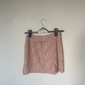 Kort kjol från shein med slits nertill i storlek 36/ S. Kontakta vid fler frågor eller bilder.