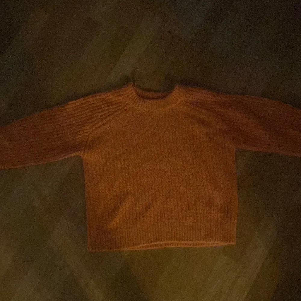 Super fin orange stickad tröja, tyvärr aldrig kommit till användning . Stickat.