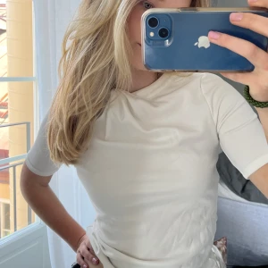 Vit topp  - Vit topp från Lindex med en knytdetalj i halsen, knappt använd i storlek XS😋