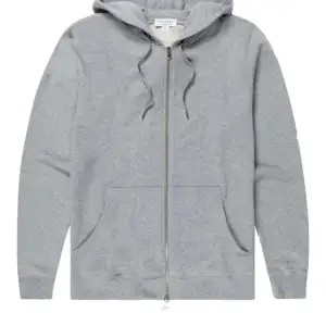Jätte fin grå hoodie, köpte den från sellpy för några veckor sen. Det är inte exakt samma som på bilden men kunde inte hitta någon mer lik❤️ Pris kan diskuteras❤️