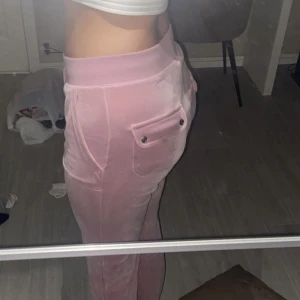Juicy couture byxor - Säljer dessa nästintill oanvändbara juicy byxor då jag använd dom Max 10 gånger. Byxorna är i storlek S och sitter perfekt i längden på mig som är 168.   Hör av er vid intresse, först till kvarn!    