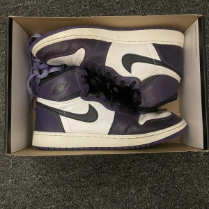 Air Jordan 1 High Court Purple - Säljer mina älskade Jordans inköpta på Plugmeplease år2020 för 3800kr. Flitigt använda, märkbara tecken på användning är lite creases och ett tappat plasthölje på vardera skosnöre. Oanvända lila snören från orig. köp följer även med! Pris kan diskuteras!🫶