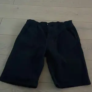 Mörkblå shorts från lindex, snygga och perfekta för sommaren.