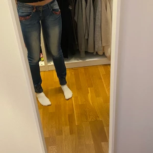 Low waist jeans - Lågmidjade jeans från desigual💗Storlek 26, skulle dock säga att de är små i storleken.   Köparen står för frakt