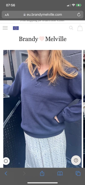 Tröja - En sån fin sommartröja! Den har en krage med knappar. Ett sånt skönt tyg till sommaren. Oandvänd med lappen kvar. Har samma och älskar den!!   Önskade mig i present och fick två som ena kunde jag inte lämna tillbaka. 