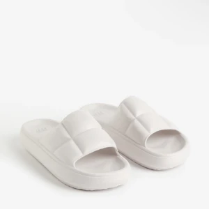 Tofflor/slides  - Säljer oanvända skor från hm! Storlek 37/38! 