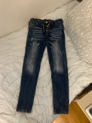 DSQ2 jeans - Blåa Dsquared2 jeans  Är i använd- gott skick Storlek: XS för pojkar 12-13 år