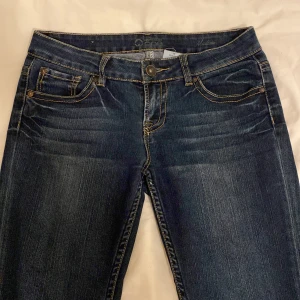 Jeans  - Snygga jeans köpta på loppis men i bra skick. Detaljerna där bak har lossnat lite dock💗 Har sytt om de där nere så att de är mer bootcut💕