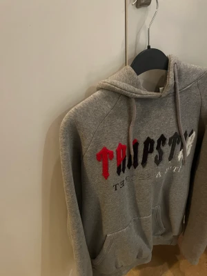 Trapstar tracksuit - Säljer min äkta trapstar tracksuit som köptes i London för 3999 kr. Tyvärr har jag inte kvittot kvar, därav det låga priset. Priset kan kanske diskuteras vid snabb affär! Storlek L, den passar mig bra som är 179 cm.