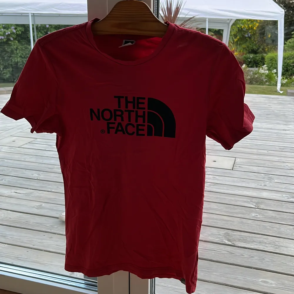 Skit snygg t-shirt från the north face, storlek S, inga tecken på användning, super sjysst skick!. T-shirts.