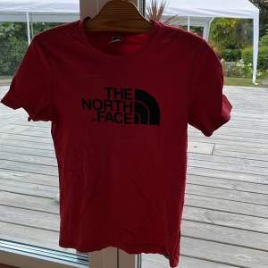 Skit snygg t-shirt från the north face, storlek S, inga tecken på användning, super sjysst skick!