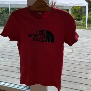 Skit snygg t-shirt från the north face, storlek S, inga tecken på användning, super sjysst skick!