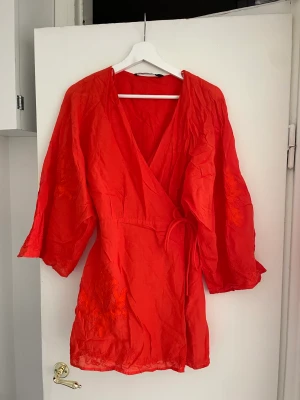 Röd klänning  - Fina broderade detaljer 