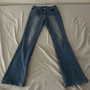 Ljus blå jeans - Ett par super snygga och trendiga lågmidjade jeans. Använts några gånger. Inga defekter förutom ett hål vid midjan ( inget som syns när man bär dom) . Skriv om ni har frågor 🫶🏼 priset går att diskutera 