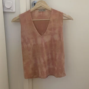 Sommartopp - Rosa unik sommartopp som aldrig är använd. Står storlek L men den är liten och passar mig med Xs. Skriv privat för frågor.💕
