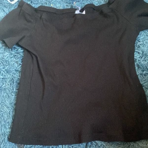 H&M Of shoulder i strlk M längd 165-170cm - Tröjan är off shoulder och lite för stor på mig runt ärmarna.Trojan är dock ganska tajt runt uppedelen av tröjan.