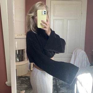 Stickad tröja - Världens mysigaste stickade tröja med volangärmar!