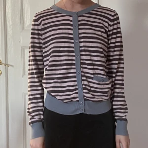 Kofta - Mjuk randig kofta. Mycket bekväm. Sött rosa & blå & mörkgrå.