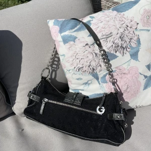 Guess handväska  - Guess handväska, inköpt på NK Stockholm för 1599:- , sparsamt använd så den är i nyskick.  