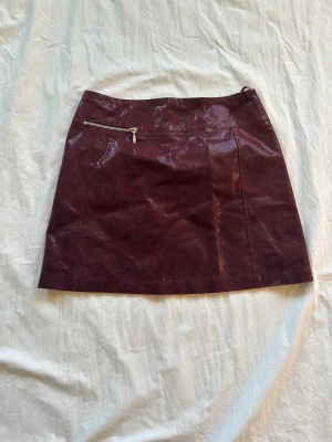 Jättecool kjol - Mörkröd kjol köpt på humana! Perfekt till höga boots💗