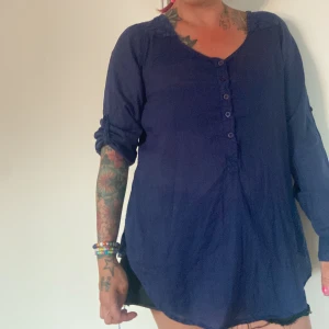 Söt blå blus💙 - Söt blå blus💙 Passar till en skön sommarkväll! Så där super skönt tyg! Måste tyvärr sälja av lite då ja inte hinner använda alla plagg! Den hade ett pytte hål i spetsen som är lagat och syns inte om man inte vet om de. Använd men helt okey skick! 