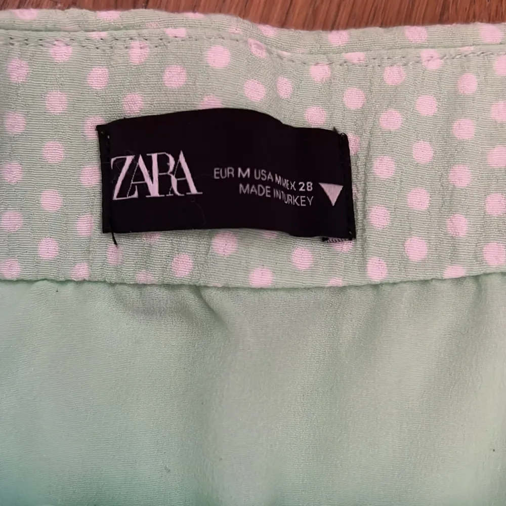 Säljer min älskade zara kjol då den är lite liten, storlek M men är lite mindre i passformen och inte jätte strechig. I super skick och är även som shorts då volangen längst ner sitter ihop🩷 köparen står för frakten!. Kjolar.