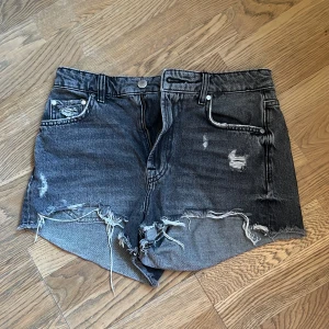 Zara shorts - Säljer ett par zara shorts då de är för stora för mig, storlek 36 men är ganska stora. Använda Max 3 ggr, köparen står för frakten🩷
