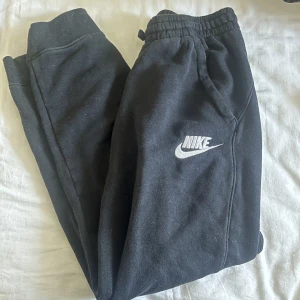 mjukis byxor nike - nya storlek L i barn