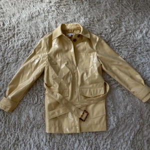 Skinkavaj  - Beiga skinn kavaj som funkar till både vardag och fest.  Både stolek S och M kan använda den 