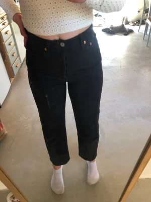 Levis jeans svarta S - Levis Ribcage jeans svarta storlek W25 L27. Jättebra skick. Nypris 1300kr mitt pris 700kr🤩