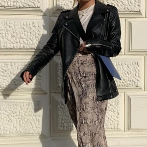Oversize skinnjacka  - Säljer min så fina och användbara oversize skinnjacka ifrån NA-KD i stil 34 