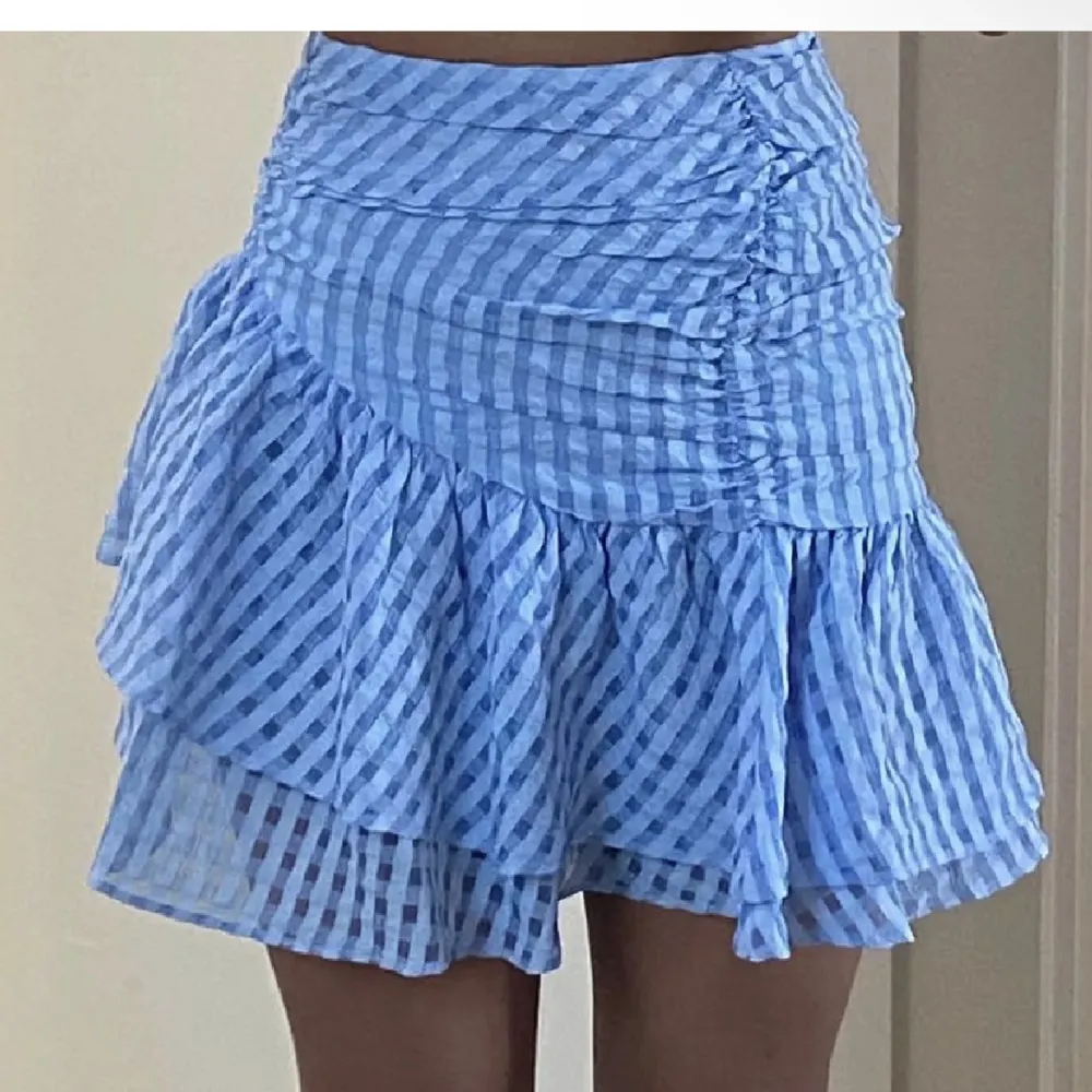 Säljer denna slutsålda kjol från hm❤️❤️ Super fin men inte min stil längre🥰. Kjolar.