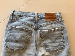 Levis jeans 25 - Levis Ribcage W25 L27. Jättefint skick, super snygga jeans🤩 Nypris 1300kr