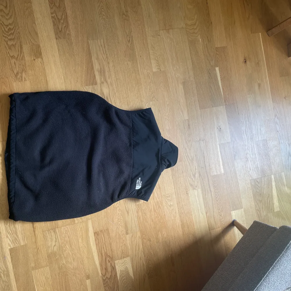 Snygg northface väst i bra skick . Takit.