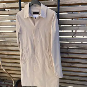 Helt ny J.Lindeberg Trench Coat Storlek Medium Nypris 3800kr