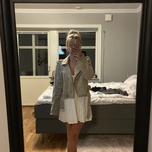 Sommarjacka - Säljer denna fina sommarjacka för att den tyvärr är för liten på mig (bilden är på min kompis)💕 Den har inga fläckar och är använd 3-5 gånger! Skriv privat för fler bilder💕